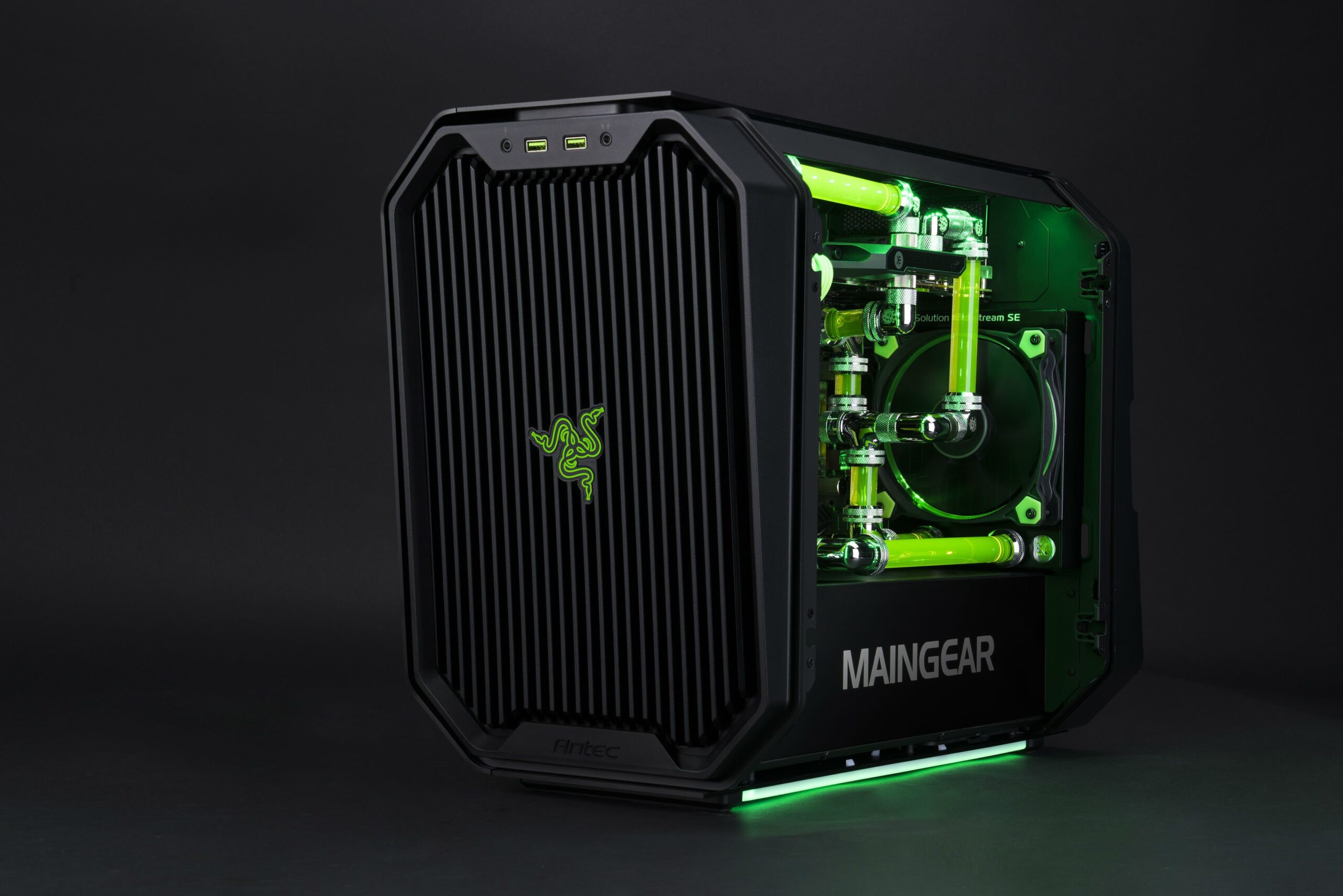 R2 Razer Edition, the new gaming PC of MAINGEAR in partnership with RAZER