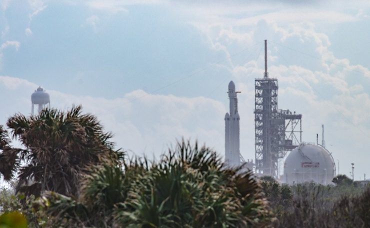 SpaceX already positions its Falcon Heavy on the launch pad