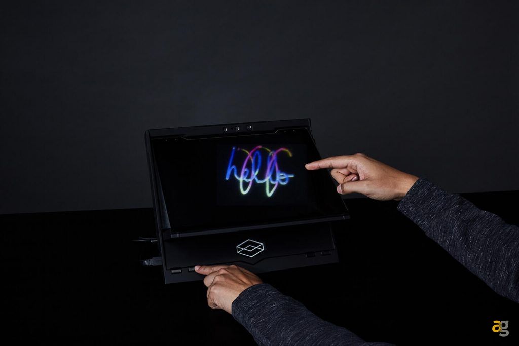 Looking Glass, The Looking Glass, a holographic screen that triumphs at Kickstarter, 
